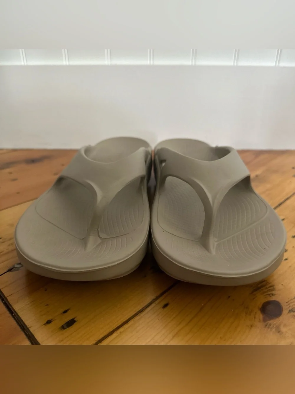 Oofos Ooriginal Flip Flop Thong Sandals Mens 12 Womens 14 Beige Recovery Comfort